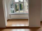 Wohnzimmer mit Erker - 2 Raumwohnung mit Balkon ! - 420,00 EUR Kaltmiete, ca.  66,70 m² Wohnfläche