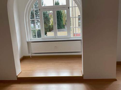 Wohnzimmer mit Erker - 2 Raumwohnung mit Balkon ! - 420,00 EUR Kaltmiete, ca.  66,70 m² Wohnfläche