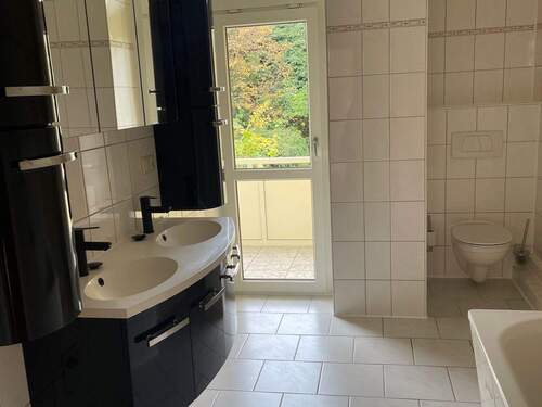 Badezimmer mit Garnitur - 