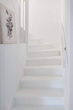 Helle Treppe zum Obergeschoss - 