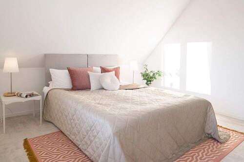 Helles Schlafzimmer mit Bett - 