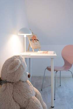 Detail Kindertisch mit Lampe - 