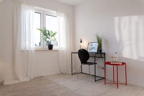 Heller Arbeitsplatz am Fenster - 