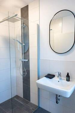 Gäste-WC mit Dusche - 