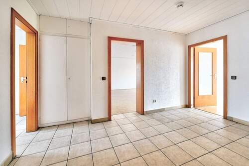 Flur - Etagenwohnung mit 130,00 m&sup2; in Mülheim an der Ruhr zum Kaufen