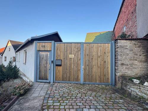 Außenansicht und Objektzufahrt - Sanierungsbedürftiges Einfamilienhaus im Erfurter Umland zum Sofortbezug