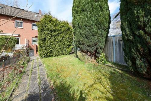 Garten mit direktem Zugang zur Garage - 
