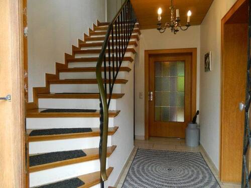 Treppenaufgang im Vorflur - 8 Zimmer Einfamilienhaus in Bad Pyrmont - Holzhausen