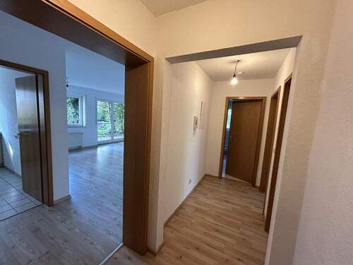 Eingangsbereich und Blick zum Flur und der Küche sowie dem Wohn- und Esszimmer - 