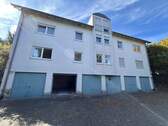 Nordseite mit offenem Garagentor, welche zur Wohnung gehört - Etagenwohnung mit 74,90 m² in Pfullendorf zum Kaufen