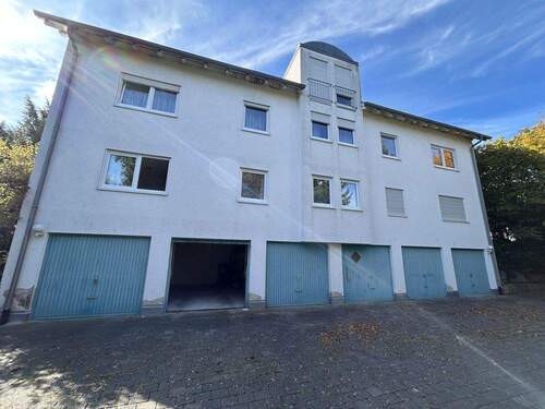 Nordseite mit offenem Garagentor, welche zur Wohnung gehört - Etagenwohnung mit 74,90 m² in Pfullendorf zum Kaufen