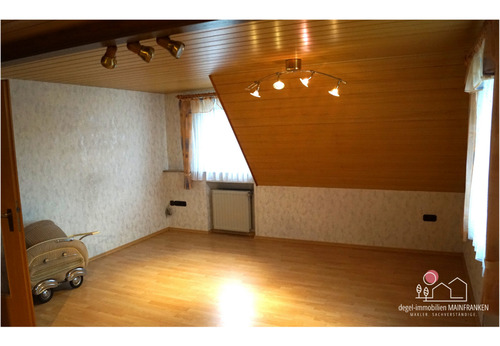 Zimmer im Dachgeschoss - 