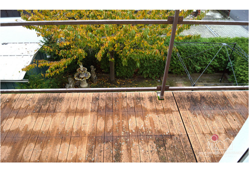 Balkon mit Holzbelag im Dachgeschoss - 