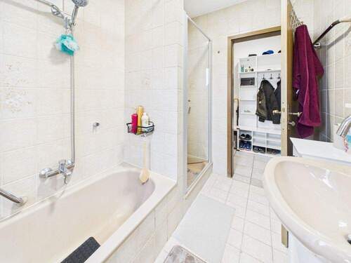 Bad mit Dusche & Wanne - 