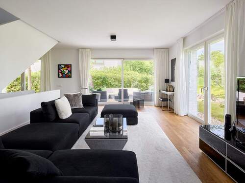 Wohnzimmer, Blick zur Terrasse - 4 Zimmer Einfamilienhaus zum Kaufen in Berlin