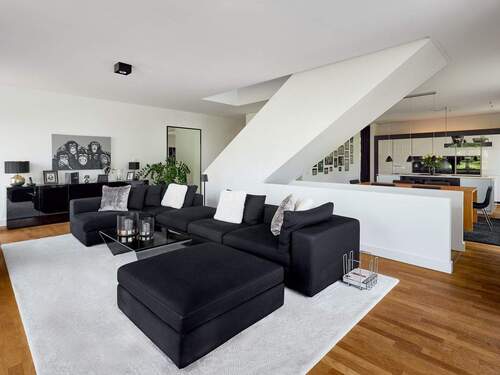 Wohnzimmer Lounge, Treppe zum 1. OG - 