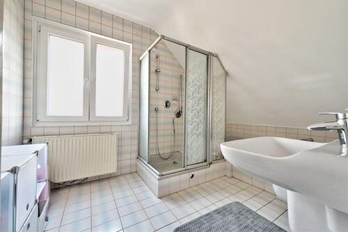 Bad mit Badewanne & Dusche - 