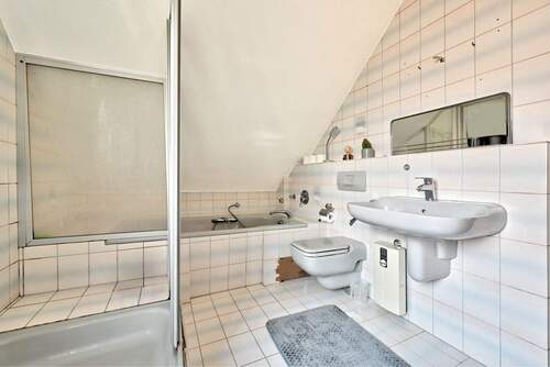 Bad mit Badewanne & Dusche - 