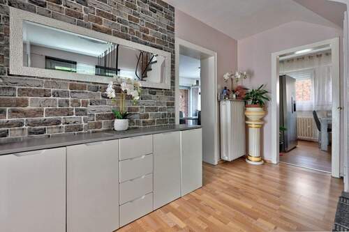 Flur im EG - 4 Zimmer Mehrfamilienhaus, Wohnhaus in Mülheim an der Ruhr