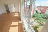 Wohnzimmer - Frisch renovierte 3-Zimmer-Wohnung mit Fischgrätenboden & zwei Balkonen - ca. 70 m² Wohnfläche