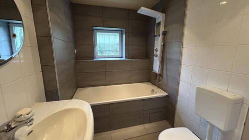 Badezimmer - 6 Zimmer Mehrfamilienhaus, Wohnhaus in Güstrow