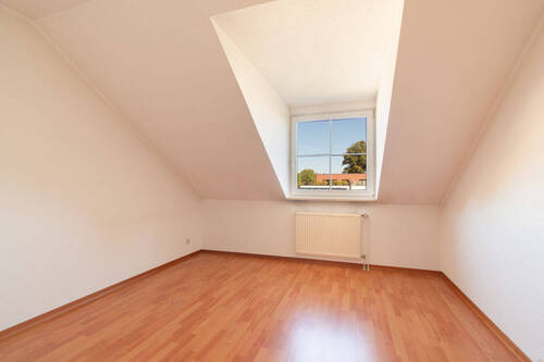 Stilvoller Schlafbereich mit hellem Fensterplatz - 