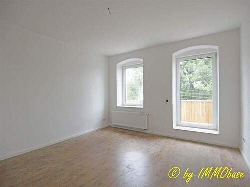 Wohnbeispiel Wohnzimmer mit sonnigem Balkon - Etagenwohnung mit 54,00 m&sup2; in Chemnitz zur Miete