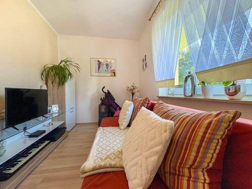 Kinderzimmer mit Blick zum Balkon - 