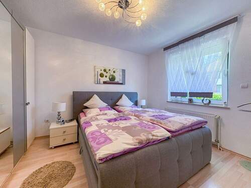 Elternschlafzimmer mit Blick zur Terrasse hin - 