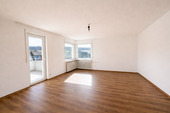 Zimmer 1 mit Zugang zum Balkon - Erstbezug nach Sanierung: Helle 2-Zimmer-Wohnung mit Südbalkon, EBK & Tiefgarage in Top-Lage