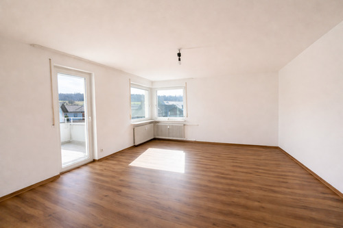 Zimmer 1 mit Zugang zum Balkon - Erstbezug nach Sanierung: Helle 2-Zimmer-Wohnung mit Südbalkon, EBK & Tiefgarage in Top-Lage