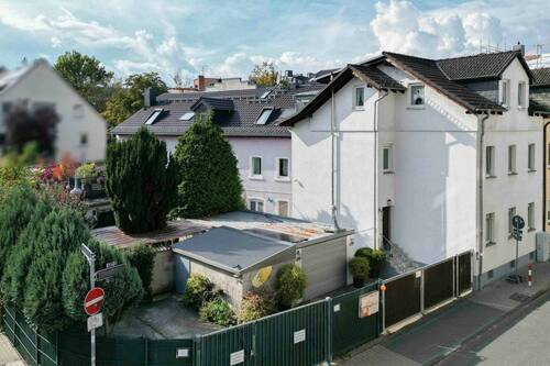 Straßenansicht - Raum für Generationen: Großzügiges Stadthaus mit Kellergewölbe & Garage