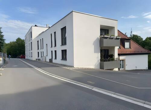 Oberes Bild auf erster Expose-Fotoseite Daxbaude Titel-Außen ohne Schild ohne Auto 2026-06-13, 3,x-MB - 2 Zimmer Etagenwohnung zur Miete in Würzburg