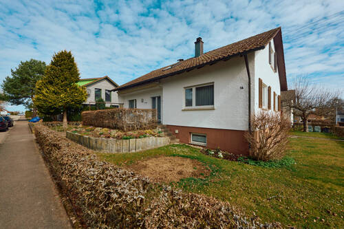 Objektansicht mit Garten - 