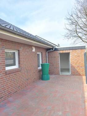 Terrasse hinten (Zugang über die Garage) - 