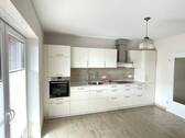 Küche mit EBK und Zugang zur Terrasse vorne - 