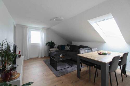 Wohnzimmer Dachgeschosswohnung - 1 Zimmer Mehrfamilienhaus, Wohnhaus in Holle