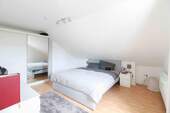 Schlafzimmer Dachgeschosswohnung - Mehrfamilienhaus, Wohnhaus in Holle zum Kaufen