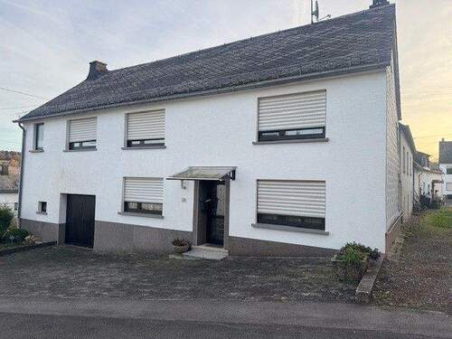 Straßenansicht - Wohnhaus mit zusätzlichem Wiesengrundstück