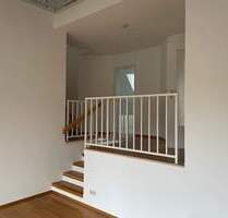 2,5-Zimmer-Galeriewohnung mit Balkon, Einbauküche und Tiefgaragenstellplatz - Nürnberg Schniegling