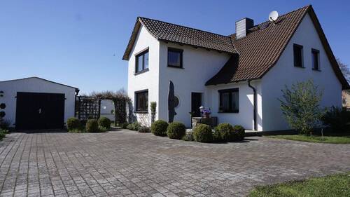 Ansicht der Immobilie mit Terrassenfläche - 9 Zimmer Einfamilienhaus zum Kaufen in Strasburg