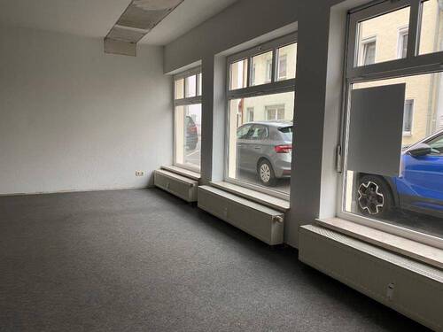 Gewerbeeinheit mit großer Schaufensterfront - Büro zur Miete in Borna