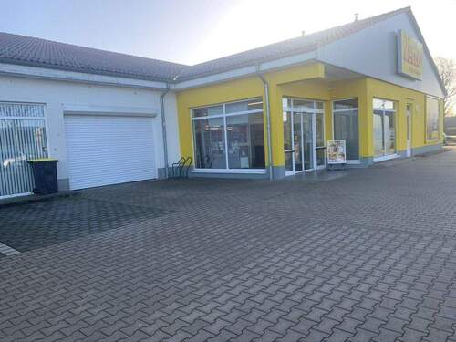 Eingang neben dem Discounter - Gewerbeobjekt (Büro, Produktion, Verkauf) in Niedernwöhren