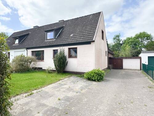 Vordere Hausansicht - Doppelhaushälfte in ruhiger Lage von Moorrege mit flexibler Raumaufteilung und Garten