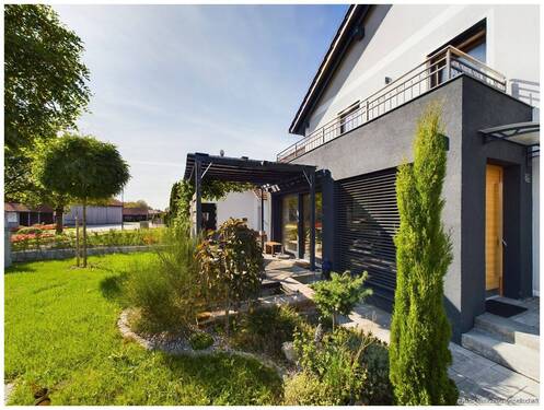 Eingang und Garten - 3 Zimmer Einfamilienhaus in Kirchham