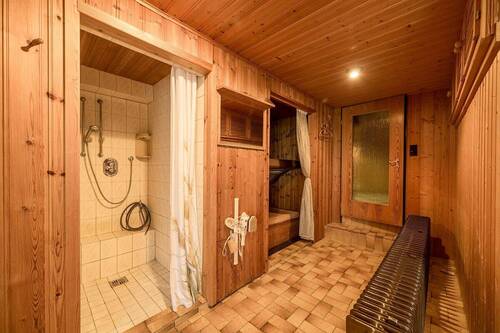 Dusche und Solarium im Keller - 