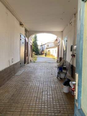 Aktuell: Durchfahrt Blick in Hof - 