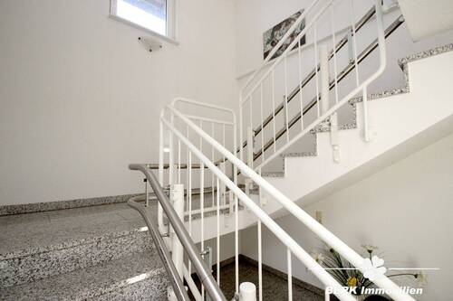 Treppenhaus Einheit 1 - 8 Zimmer Mehrfamilienhaus, Wohnhaus in Karlstein am Main