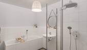 Modern gefliestes Badezimmer inklusive Badewanne - 