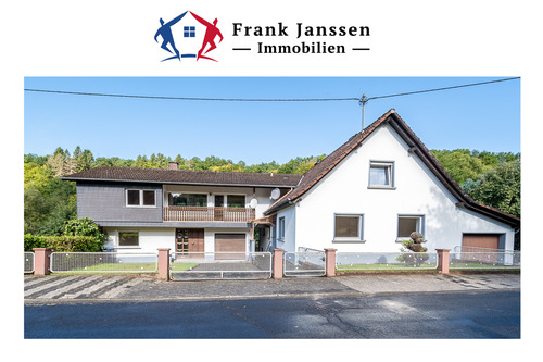 18326 Außenansicht - Freistehendes Doppel-Einfamilienhaus in Pomster - Eingezäunter Garten - 2 Garagen - Waldblick